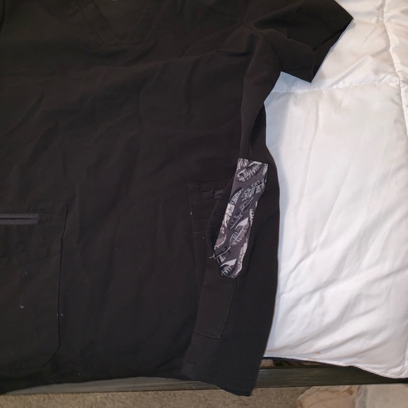 🛑SOLD🛑 FIGS Scrub Top - Picture 4 of 6